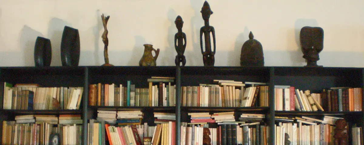 Statuettes africaines sur une