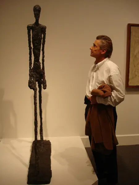 L’Homme qui marche (1959-1960) d’Alberto Giacometti est une sculpture en bronze emblématique représentant l’humanité universelle, dépourvue de visage ou d’âge, en équilibre fragile, symbolisant l’errance existentielle et la quête de sens.
